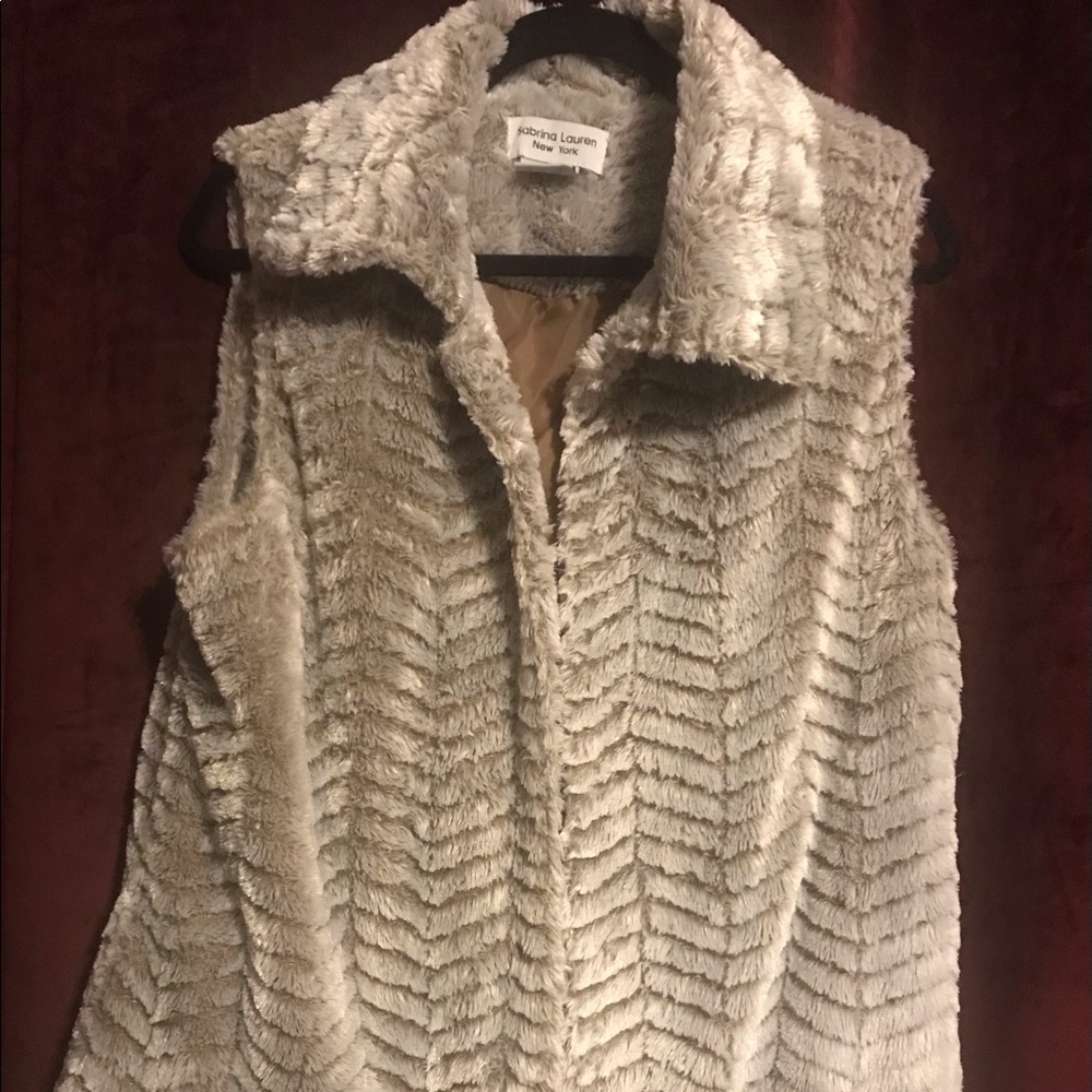 💛Sabrina Lauren FAUX FUR VEST‼️